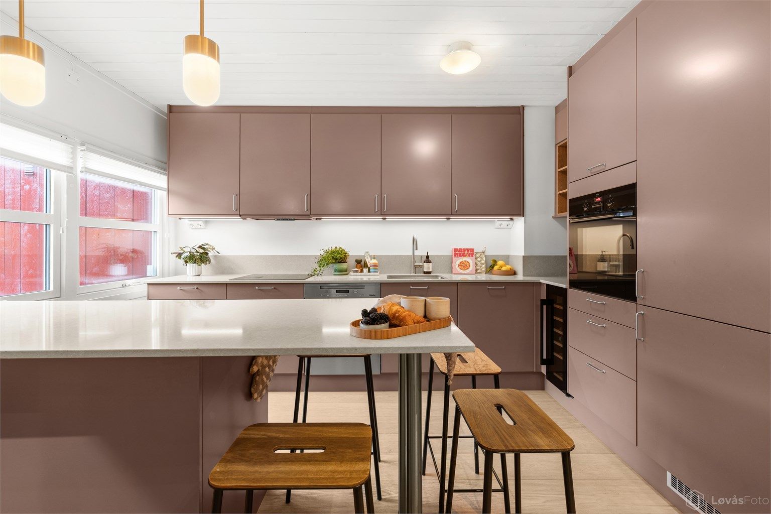 Huset fremstår som lyst og pent med standard av noe varierende årstall. Av påkostninger utført de senere år kan nevnes nytt påkostet kjøkken fra Sigdal i 2025 og ny 1-stavs parkett med gulvvarme i 1. etasje i 2021