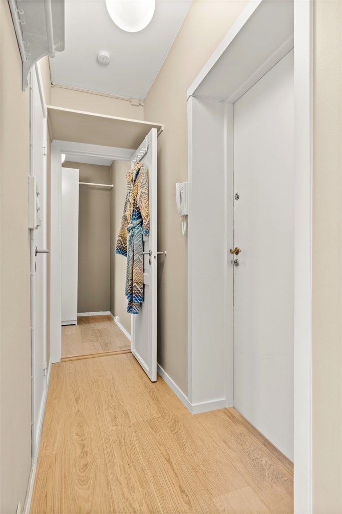 Entréen gir et umiddelbart godt førsteinntrykk av leiligheten. 