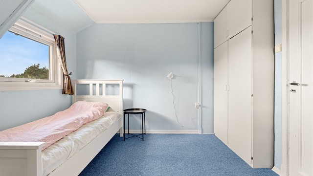 Soverom 2 i loftsetasjen med garderobeskap.