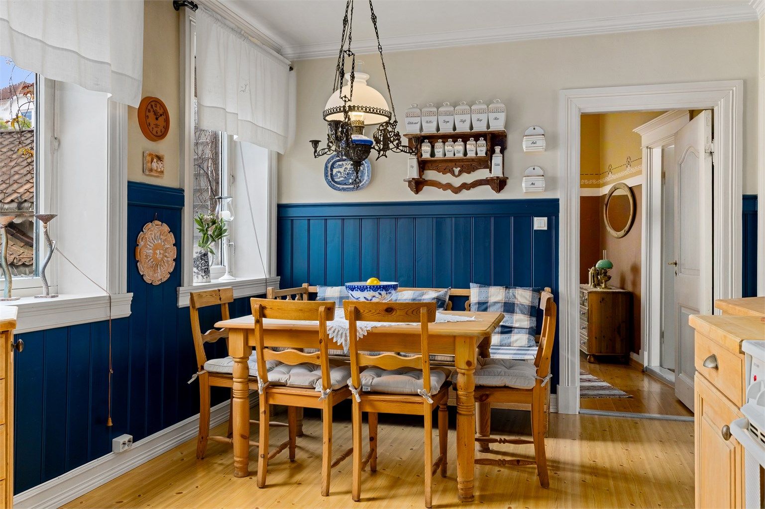 Koselig spiseplass på kjøkkenet.