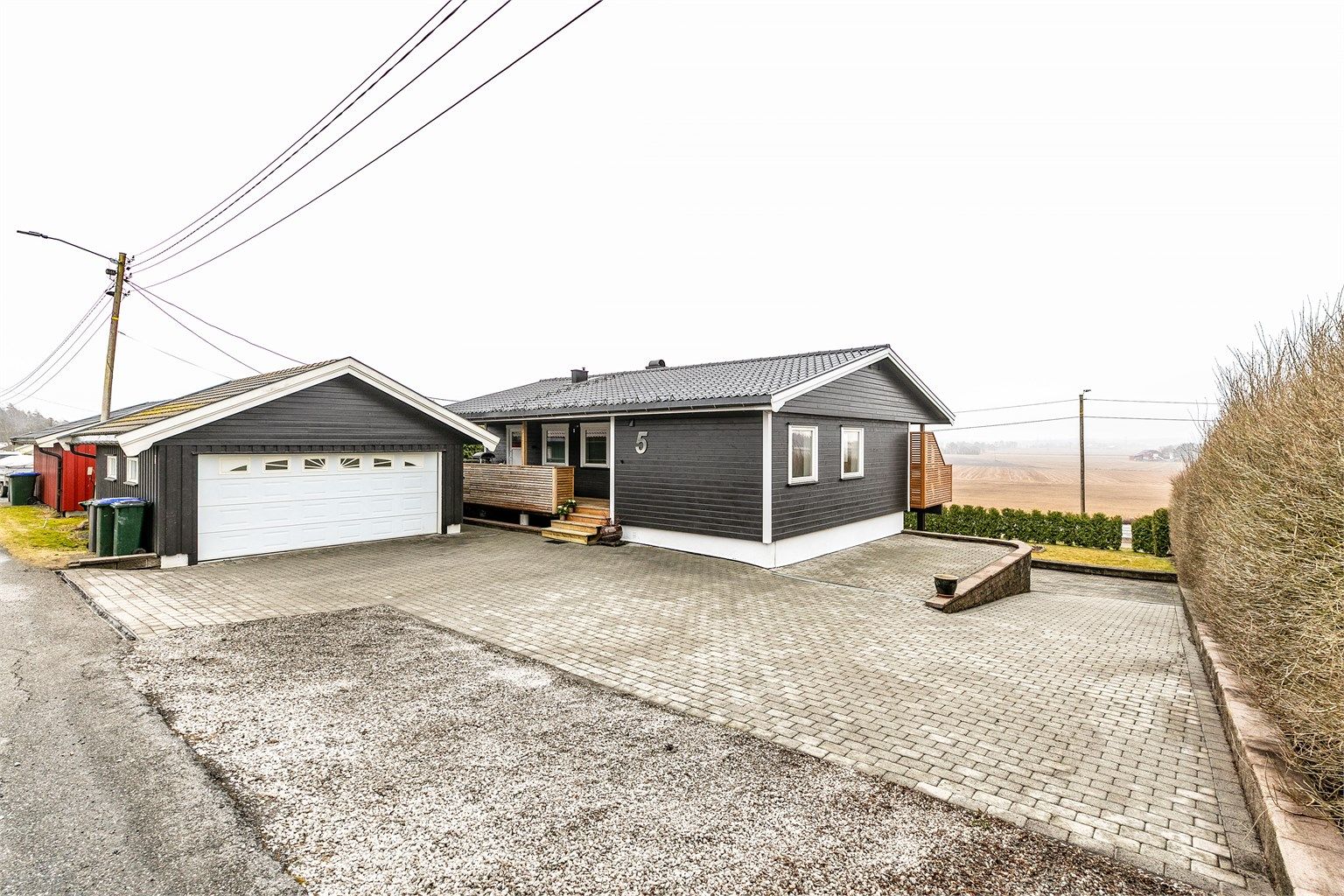 Boligen ble oppført i 1970 og er i perioden 2019-2026 betydelig påkostet, utvendig som innvendig. Garasjen ble oppført i 2011.
Fotograf; Børge Oppegård.