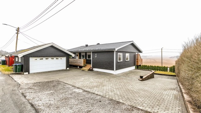 Boligen ble oppført i 1970 og er i perioden 2019-2026 betydelig påkostet, utvendig som innvendig. Garasjen ble oppført i 2011.
Fotograf; Børge Oppegård.