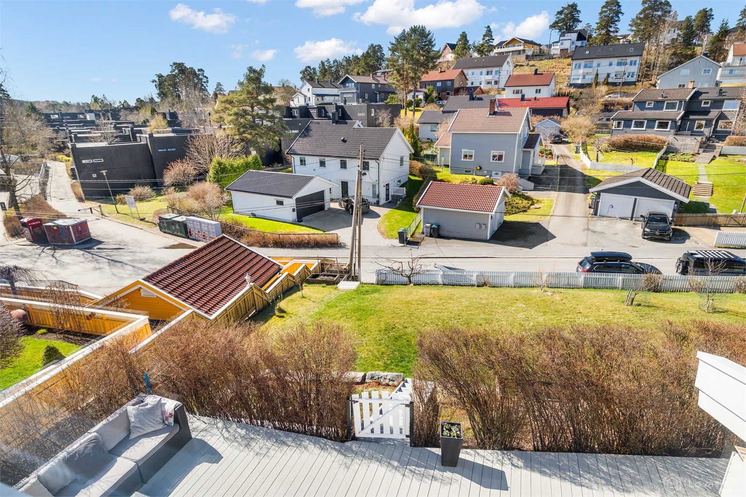 Fra terrassen har man en åpen og fin utsikt over nærområdet.