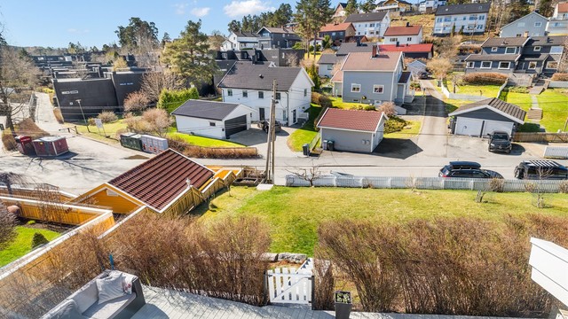 Fra terrassen har man en åpen og fin utsikt over nærområdet.