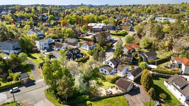 Den 1.161 kvm. store tomten har ingen tilstøtende private eiendommer på noen av sidene og er å betrakte som frittliggende.