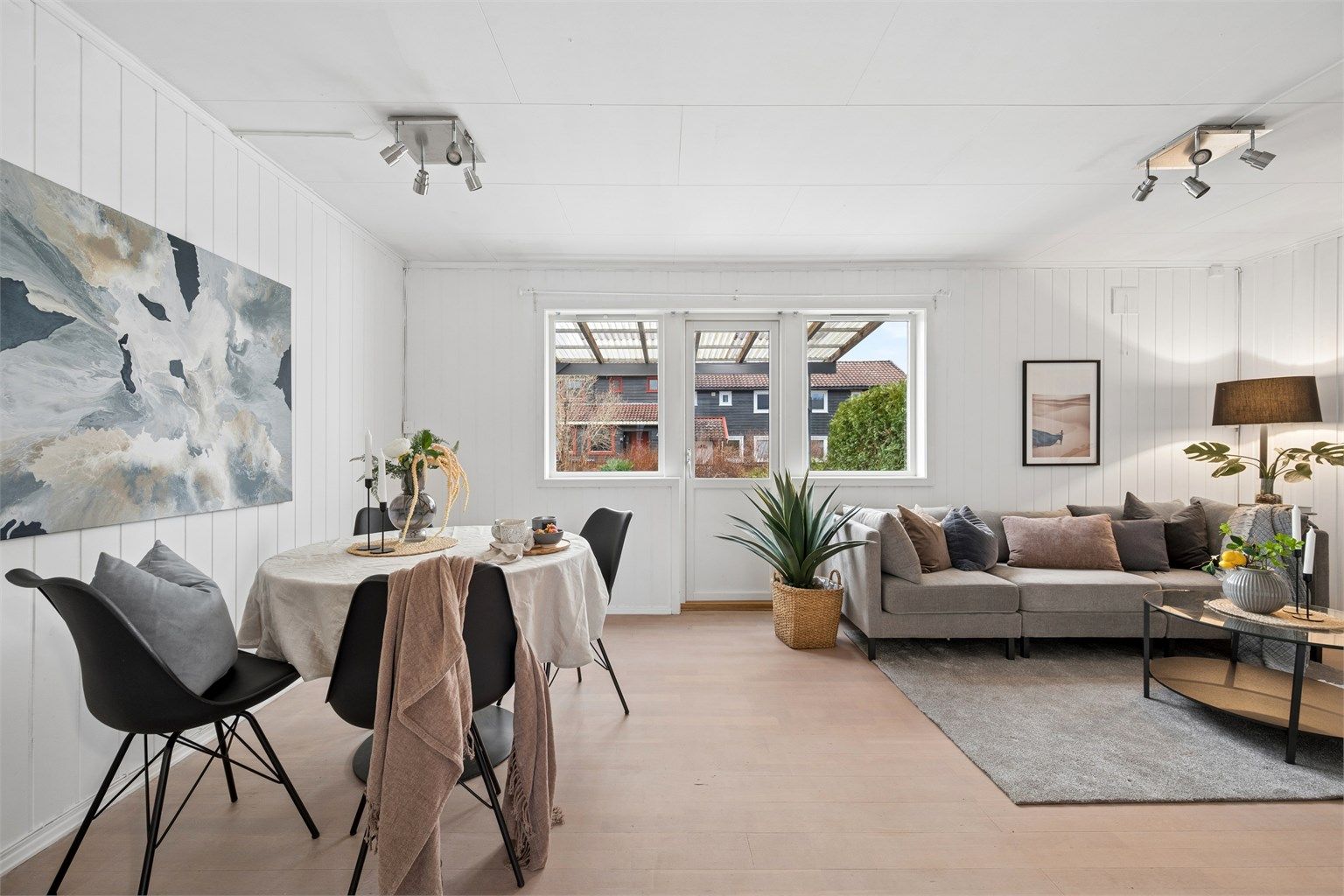 Rekkehuset er beliggende i et sentralt, populært og barnevennlig boområde nær skoler, barnehager og offentlig kommunikasjon. Foto: Per O. Skjellnan v/Efkt