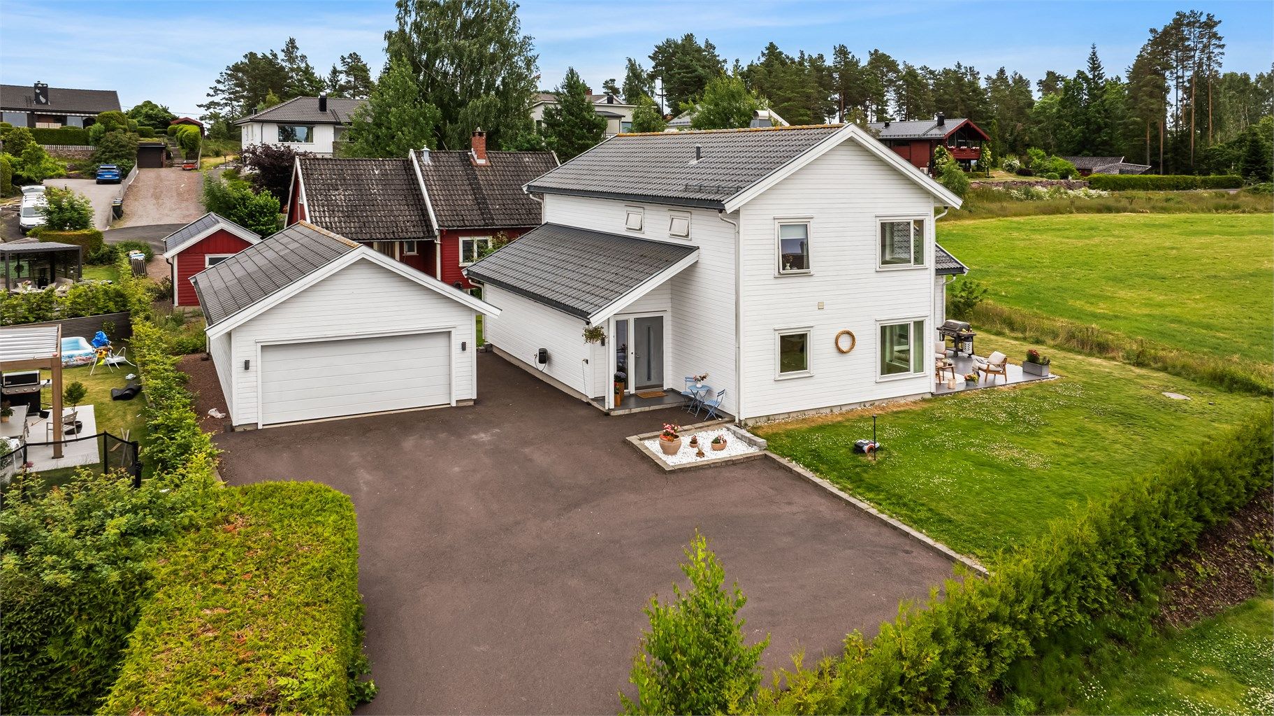 Garasjen har en stor bod i bakkant på over 17 m².