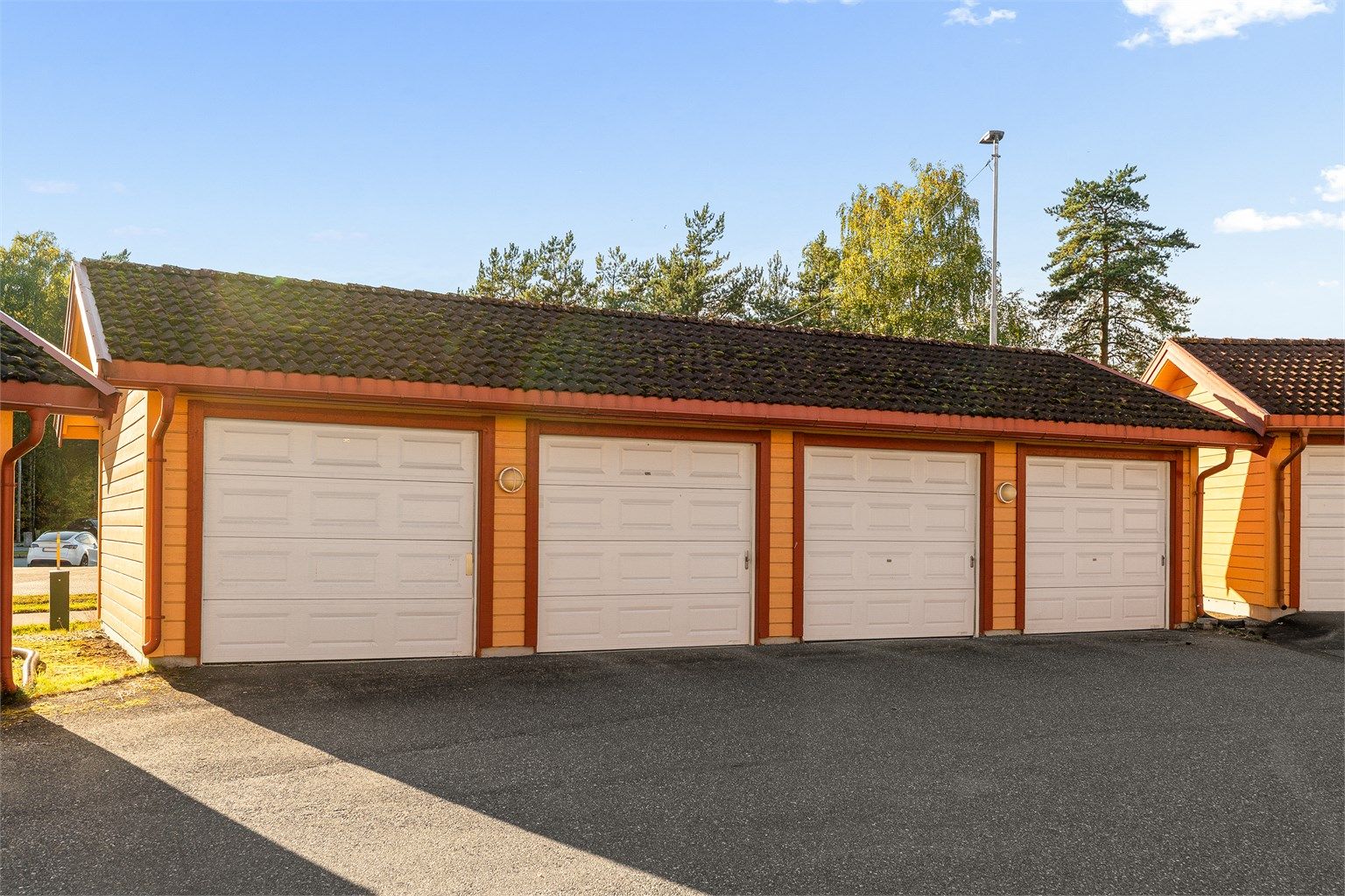 Eiendommen disponerer en garasjeplass i felles garasjerekke