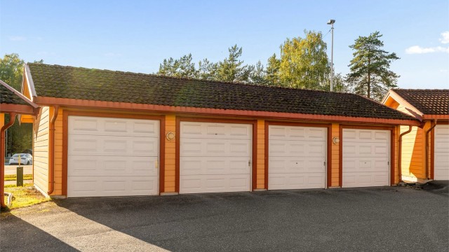 Eiendommen disponerer en garasjeplass i felles garasjerekke