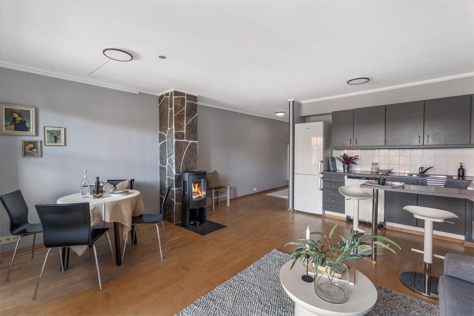 Den åpne løsningen mellom kjøkken og stue skaper en sosial og luftig sone.