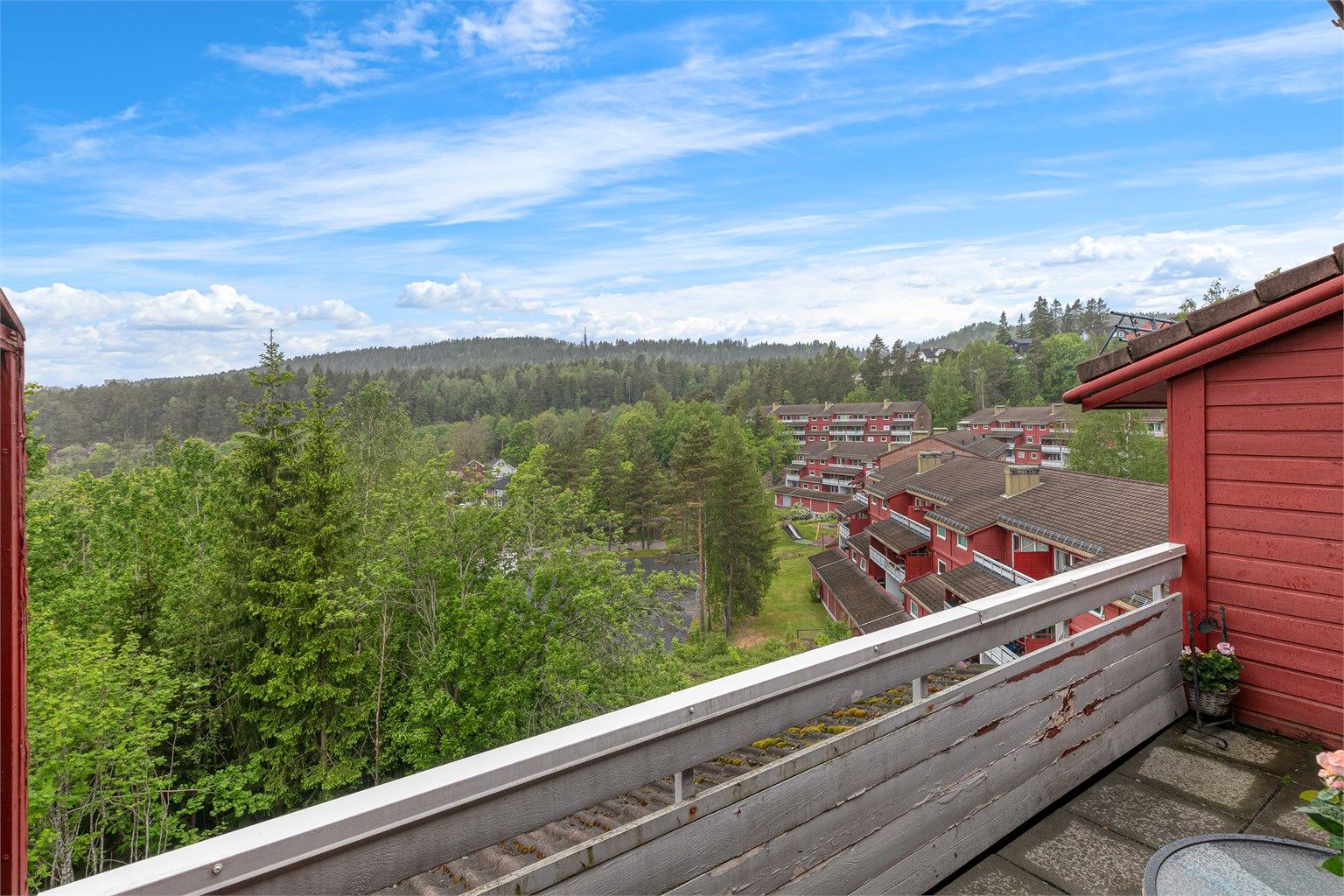 Balkongen er mot sørvest- gode solforhold.