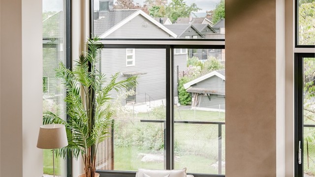 Boligen har et lekkert og gjennomtenkt interiørkonsept med nøye planlagt materialvalg og løsninger, hvor lite er overlatt til tilfeldighetene