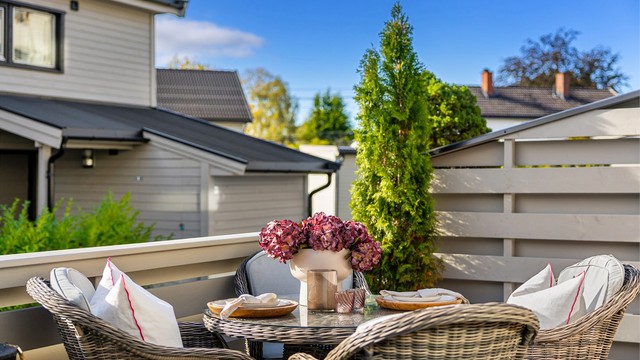 Terrassen ligger godt tilbaketrukket og skjermet fra biltrafikk, i et bilfritt bomiljø