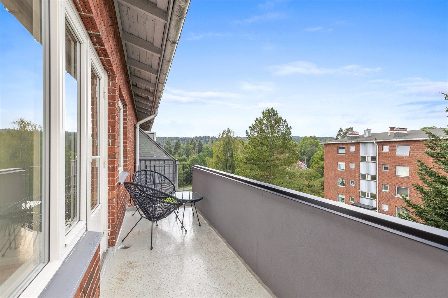 Her får du en 2(3*)-roms toppleilighet med to soverom, åpen stueløsning og solrik balkong på 7 kvm.