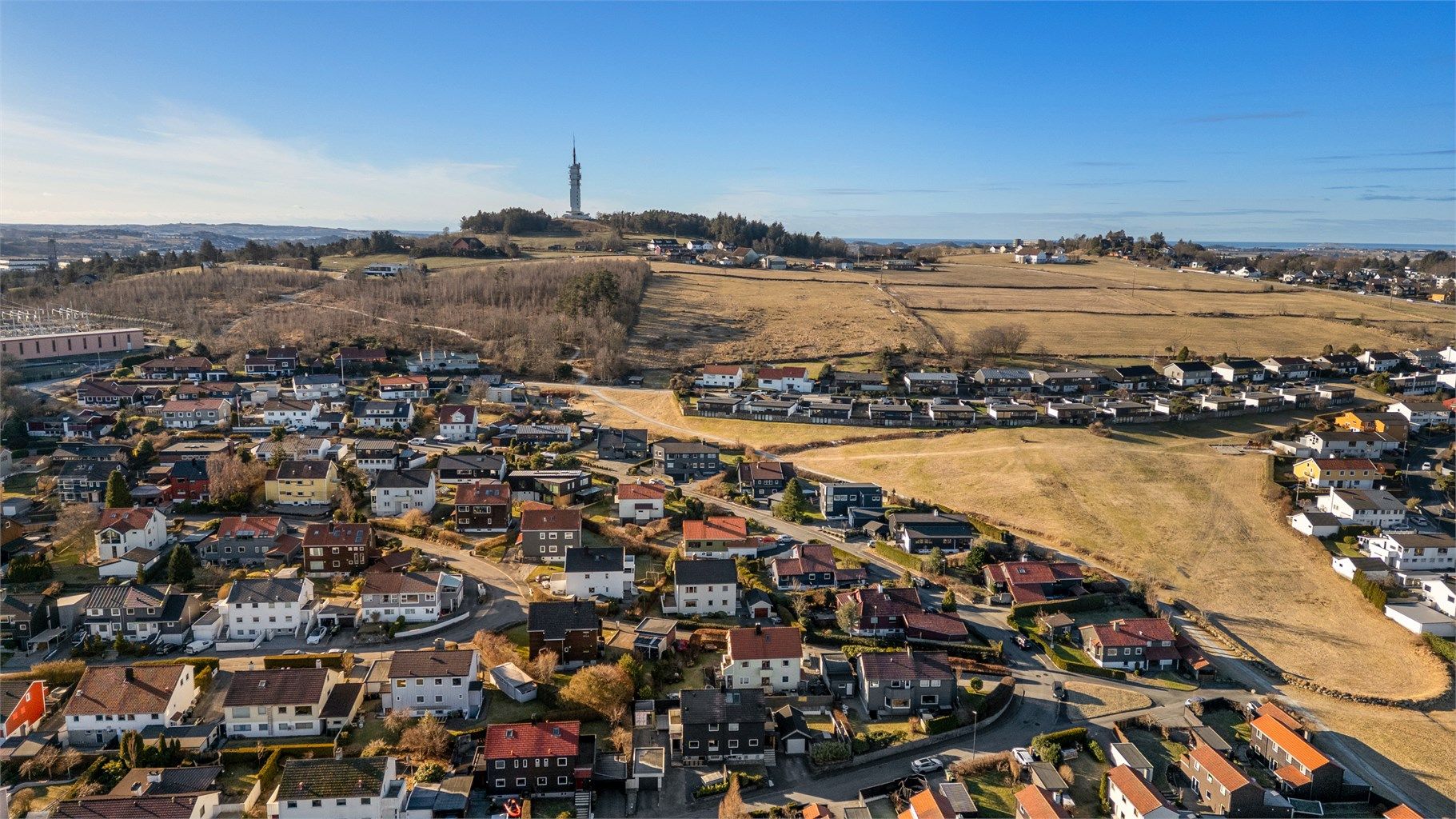 Vertikaldelt tomannsbolig med rolig og fin beliggenhet i Ullandhaugskråningen, og med flott utsikt fra flere rom.