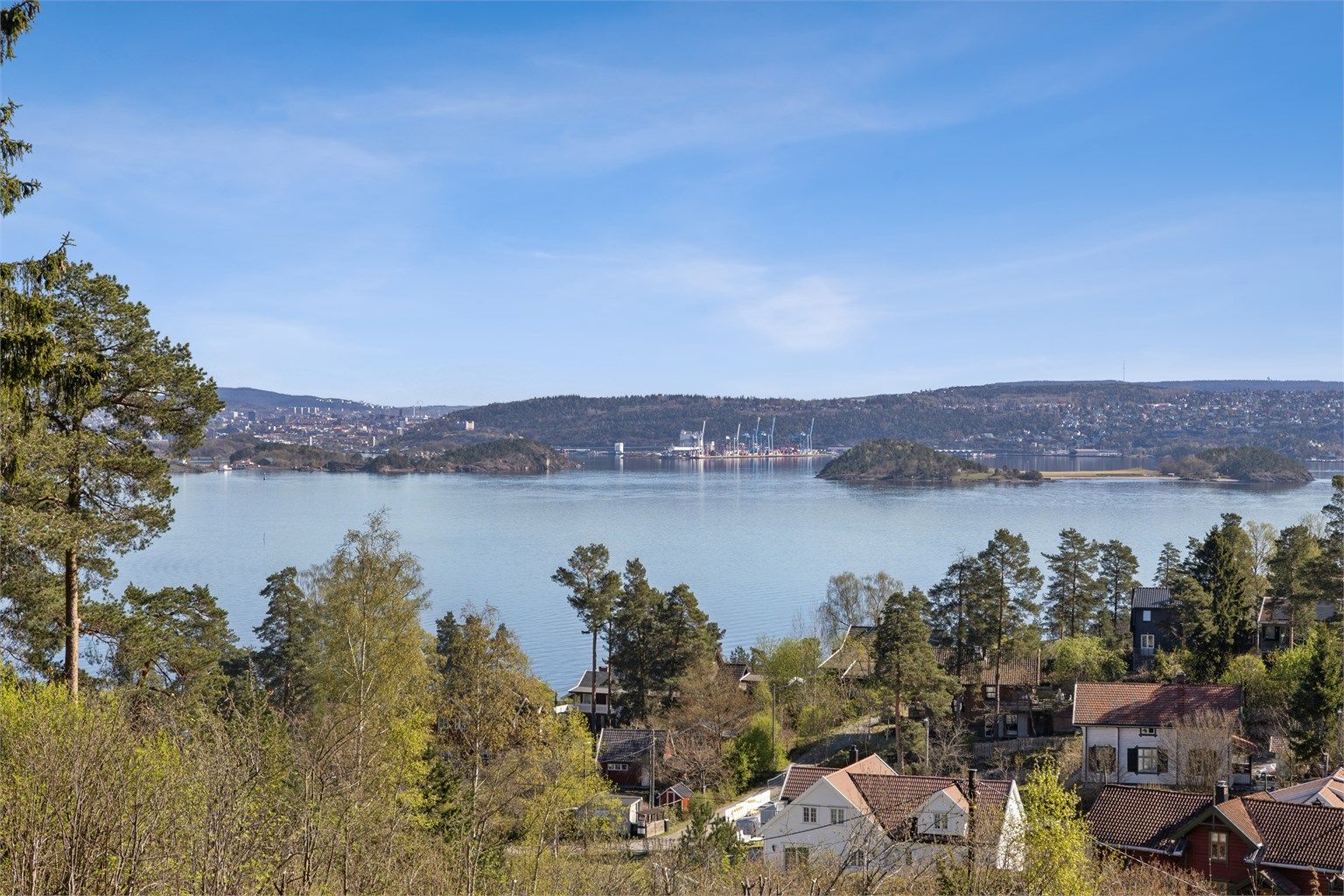Vidstrakt utsikt mot fjorden og Oslo.
