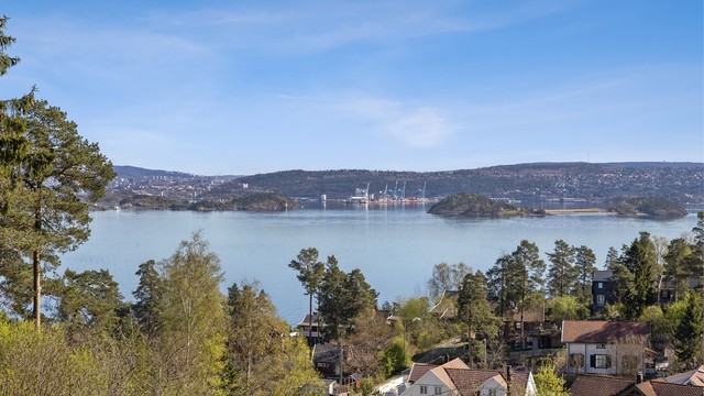 Vidstrakt utsikt mot fjorden og Oslo.