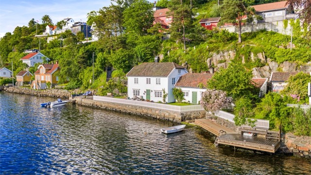 Eiendommen ligger nydelig til med sol på uteplassen fra ca. kl. 09-22:30 midtsommers.