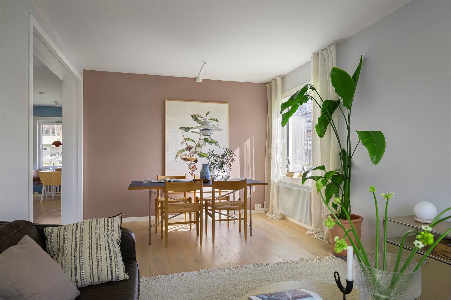 Vegg- og himlingsflater er hvitmalte med en lys fondvegg i fargen Cosy Cover, som sammen med den klassiske enstavs eikeparketten gir en god romfølelse