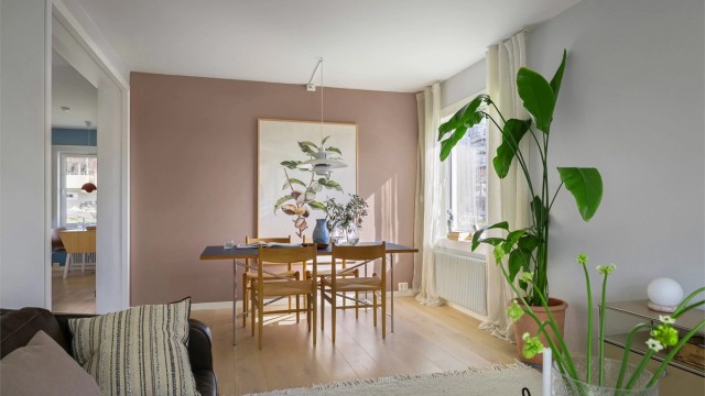 Vegg- og himlingsflater er hvitmalte med en lys fondvegg i fargen Cosy Cover, som sammen med den klassiske enstavs eikeparketten gir en god romfølelse