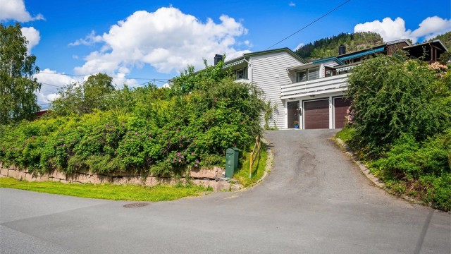 Nærhet til flotte tur- og friluftsområder som bl.a. Kolsåstoppen mm., noe som gir gode rekreasjonsmuligheter sommer og vinter
