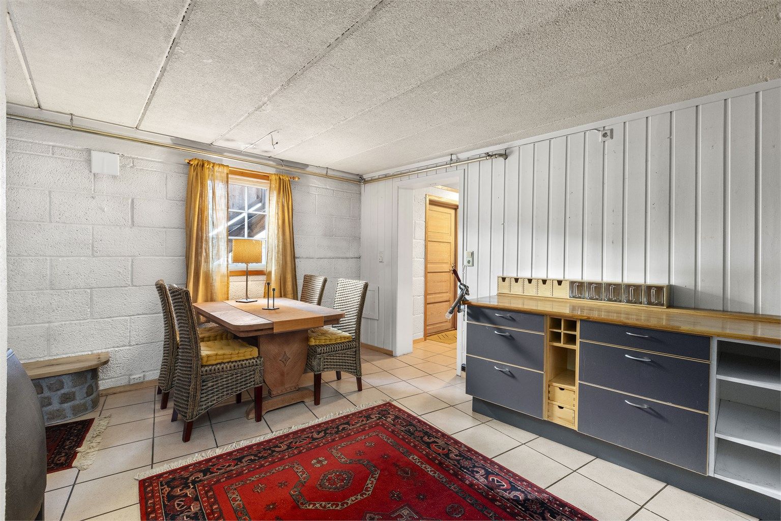 Kjøkkenet har plass til en koselig spisegruppe.