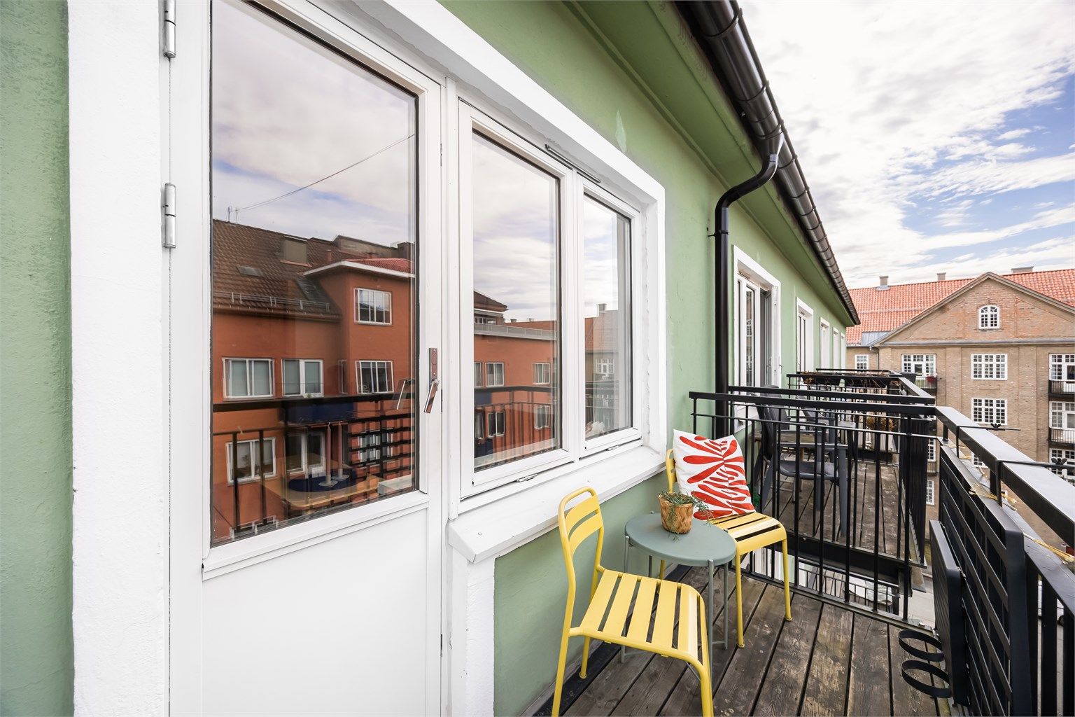 Her er det plass til lite bord og stoler hvor man kan nye årets varme dager med ettermiddag- og kveldssol og utsyn mot en stille gate.