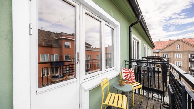 Her er det plass til lite bord og stoler hvor man kan nye årets varme dager med ettermiddag- og kveldssol og utsyn mot en stille gate.