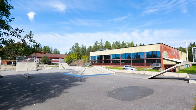 Kort vei til Sandbekkhallen med offentlig svømmehall og fritidsaktiviteter.