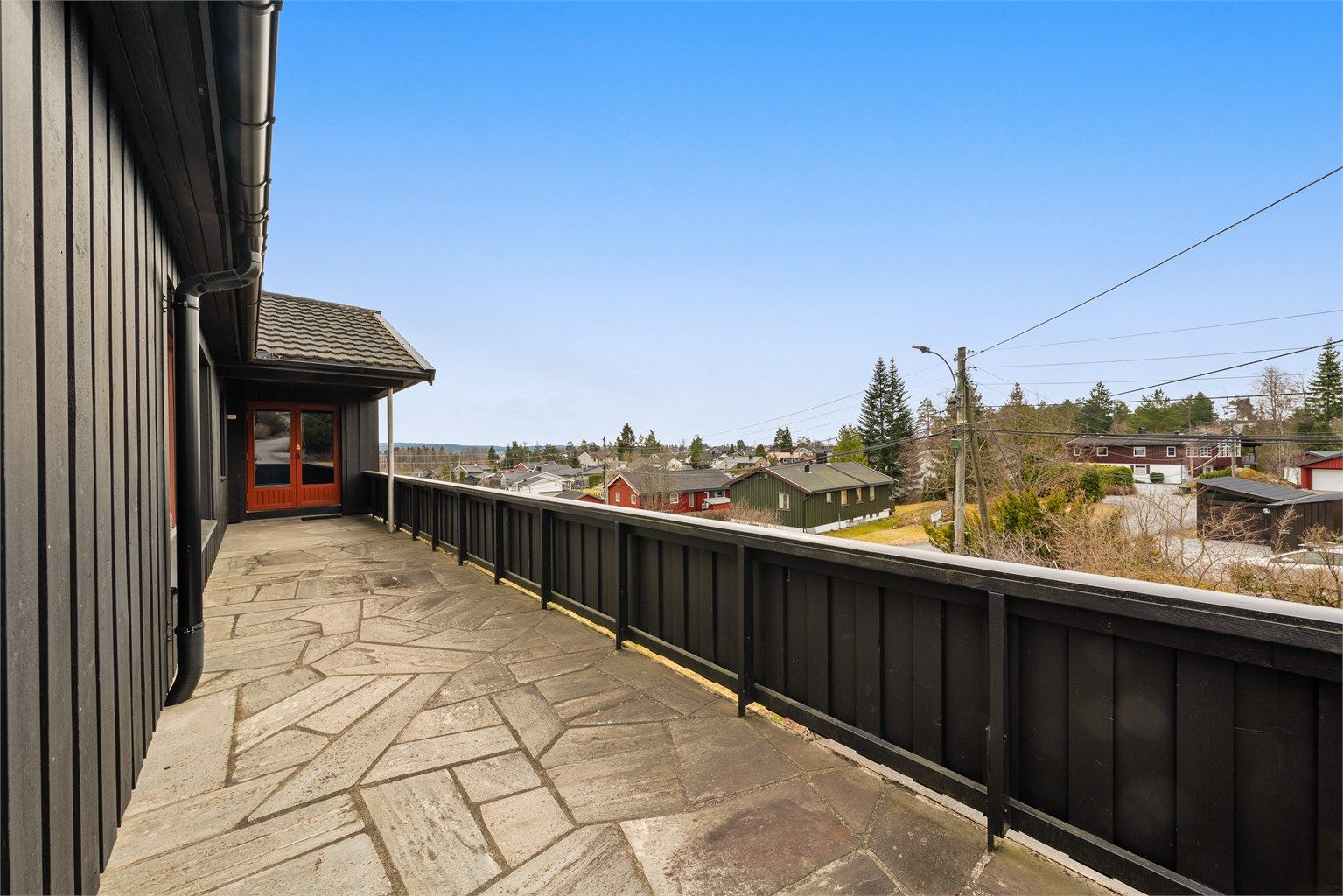 Den sydvestvendte verandaen er på hele 30 m² og har dekke av skiferfliser.