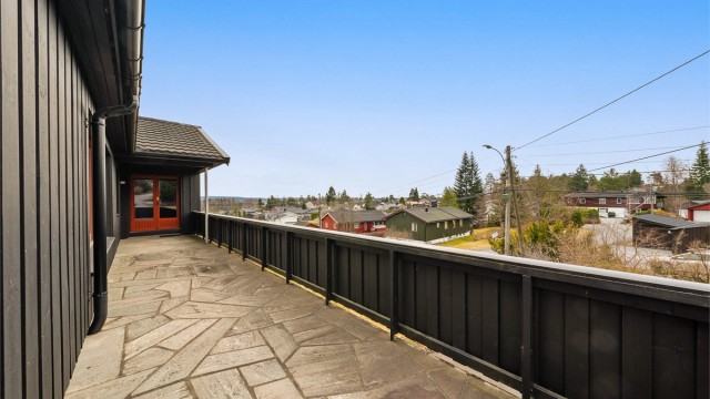 Den sydvestvendte verandaen er på hele 30 m² og har dekke av skiferfliser.