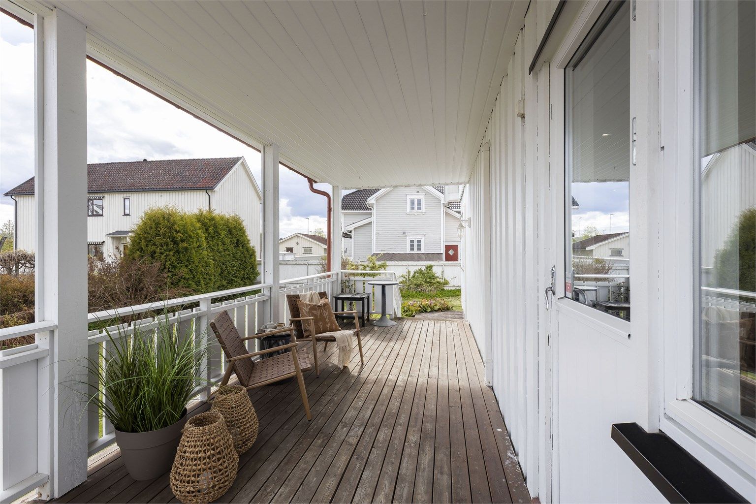 Overbygget veranda, med videre tilgang til hage. 