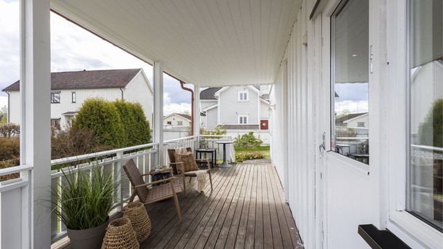 Overbygget veranda, med videre tilgang til hage.