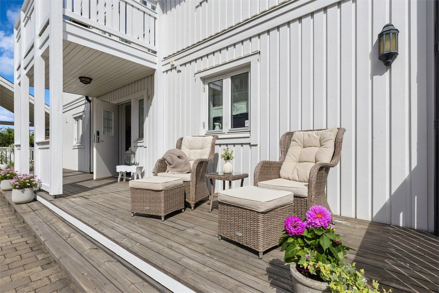 Velanlagte uteområder med flere uteplasser, inkludert en hyggelig terrasse ved inngangspartiet. Eiendommen har en pent opparbeidet tomt med steinlagt innkjørsel og gressplen, samt en praktisk utleiedel i underetasjen (ikke godkjent). 