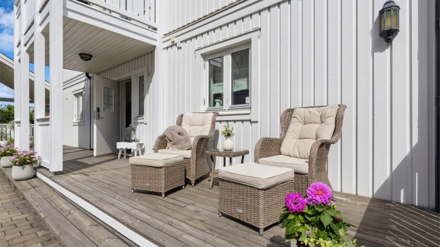 Velanlagte uteområder med flere uteplasser, inkludert en hyggelig terrasse ved inngangspartiet. Eiendommen har en pent opparbeidet tomt med steinlagt innkjørsel og gressplen, samt en praktisk utleiedel i underetasjen (ikke godkjent).