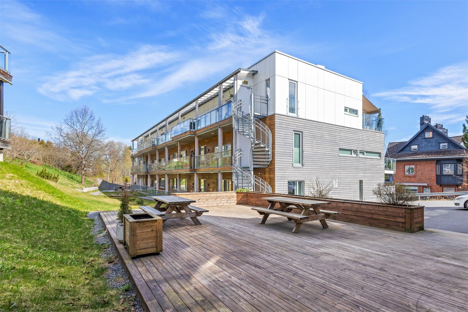 Borettslaget har hyggelige, felles uteplasser med sittegrupper for beboerne.