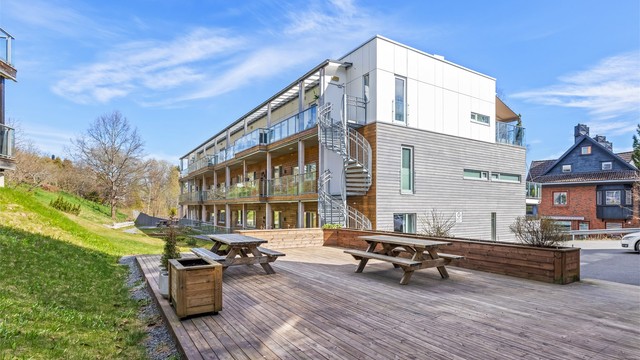 Borettslaget har hyggelige, felles uteplasser med sittegrupper for beboerne.