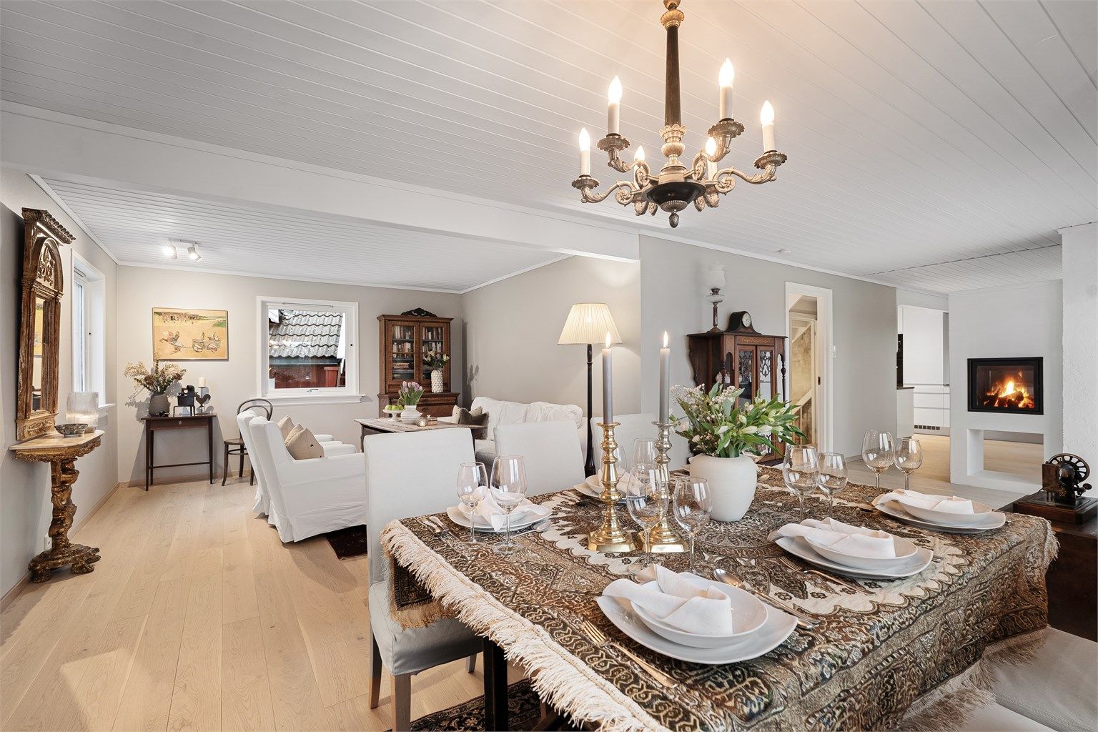 Flott stue/spisestue med god plass til sofagruppe og spisegruppe. Foto: Hans Nøstdahl.