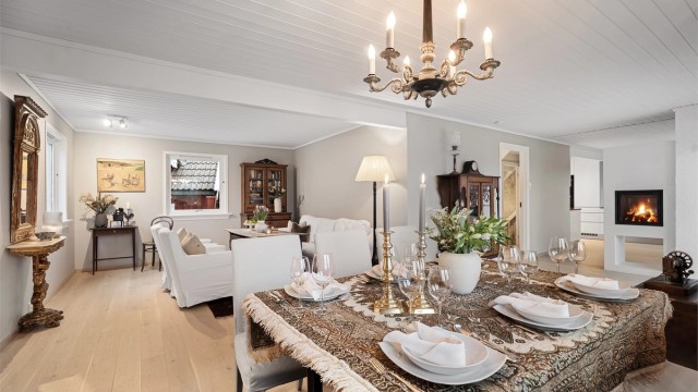 Flott stue/spisestue med god plass til sofagruppe og spisegruppe. Foto: Hans Nøstdahl.