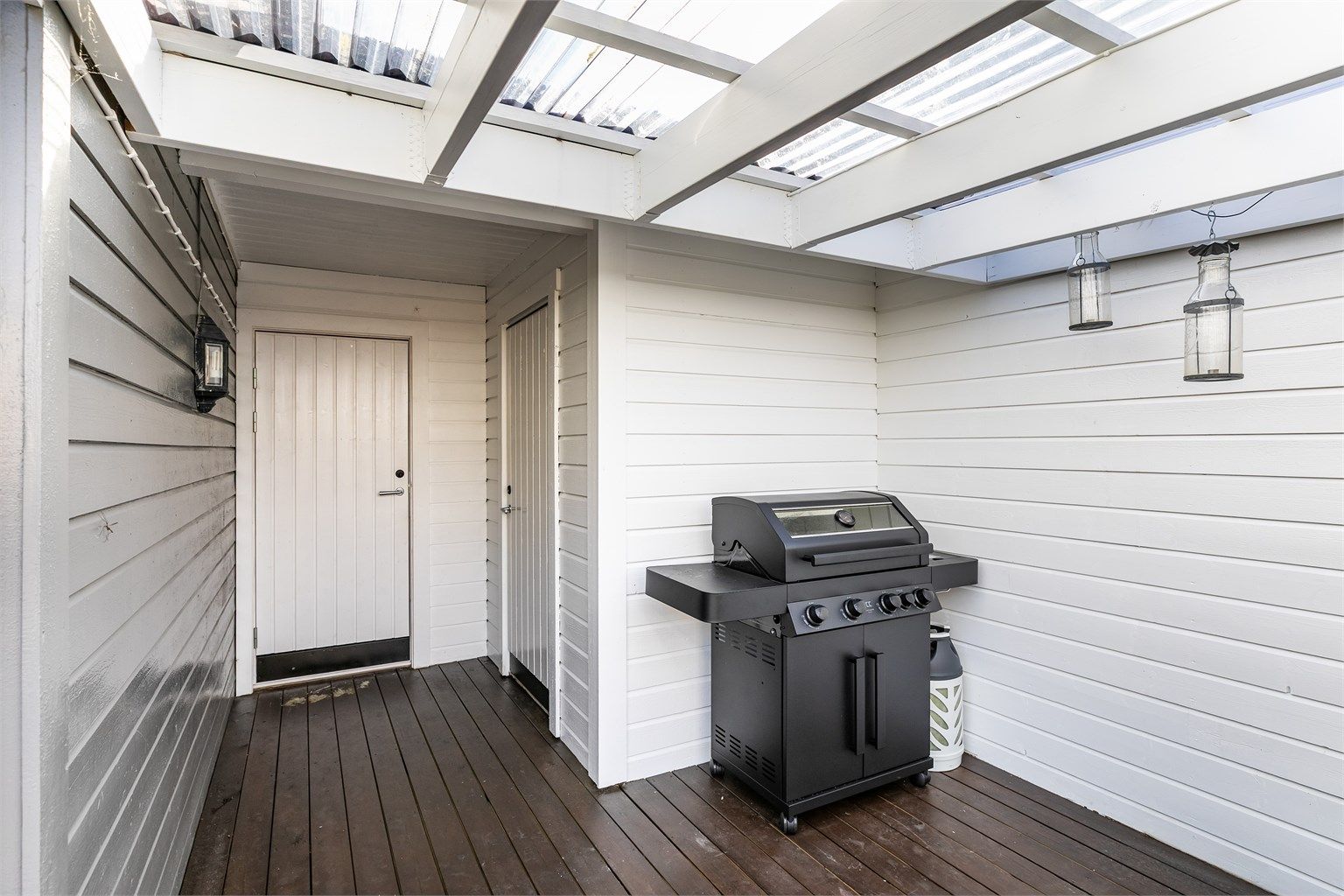 Det er avlukket adkomst til inngangssiden via carporten. Bod til høyre.