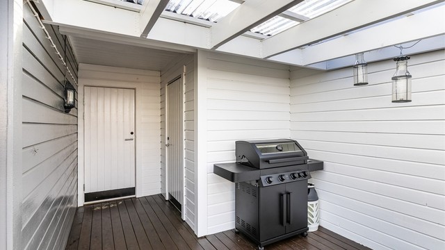 Det er avlukket adkomst til inngangssiden via carporten. Bod til høyre.