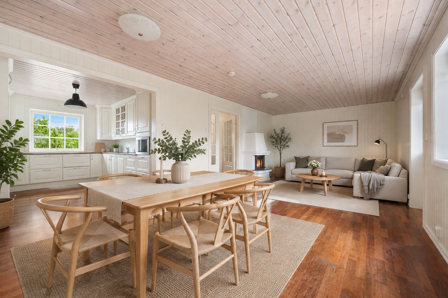 I stuen har man god plass til spisebord og sofagruppe. Bildet er AI redigert.