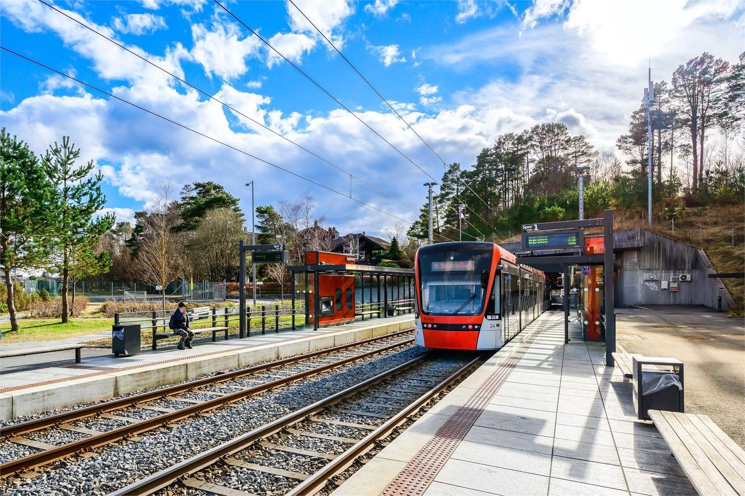 Bybanen er i gangavstand fra leiligheten, og tar deg mot Flesland eller mot Lagunen storsenter og Bergen sentrum