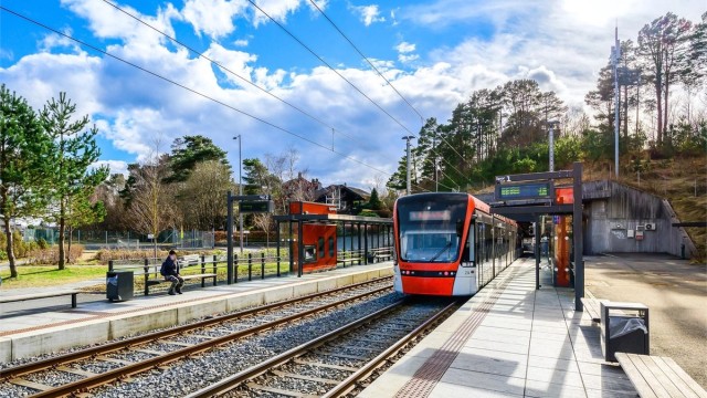 Bybanen er i gangavstand fra leiligheten, og tar deg mot Flesland eller mot Lagunen storsenter og Bergen sentrum