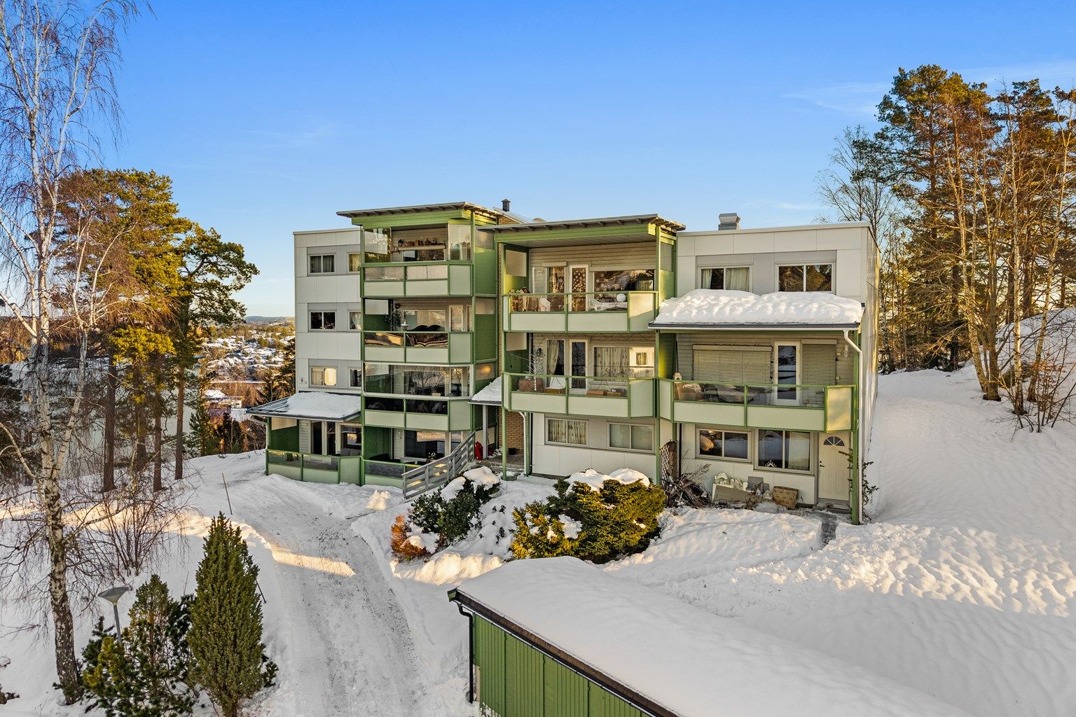 Ringkollen 9 A - presentert av Krogsveen v/Andreas S. Bjønnes. Leiligheten har en meget god intern beliggenhet på enden med lite innsyn og egen inngang.