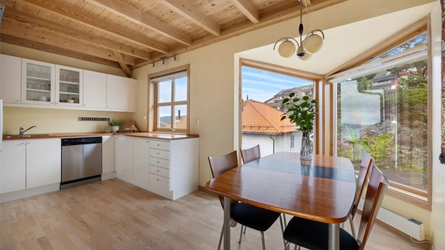 De store vindusflatene sørger for godt med lysinnslipp.