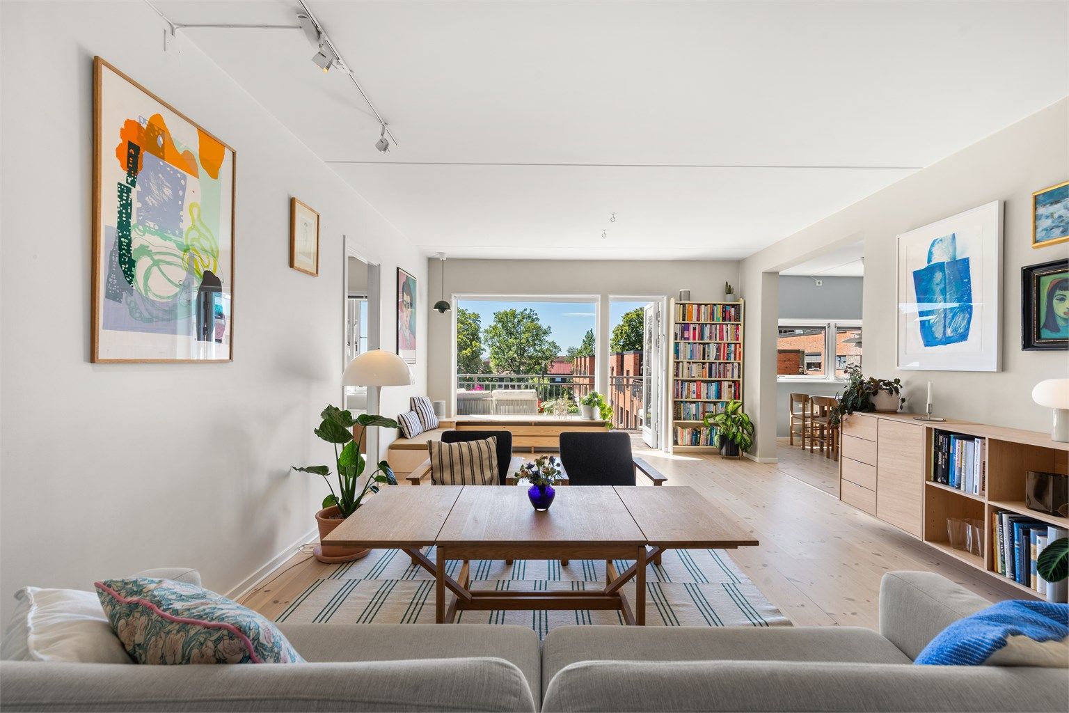 Det er store vindusflater som slipper inn rikelig med lys og som bidrar til å skape en luftig følelse i leiligheten.