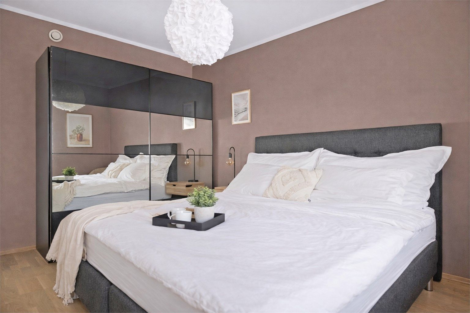 Det medfølger en praktisk skyvedørsgarderobe.