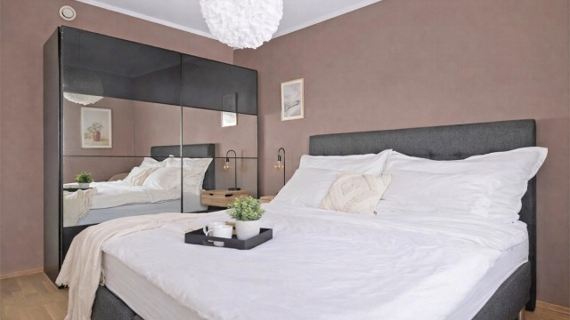 Det medfølger en praktisk skyvedørsgarderobe.