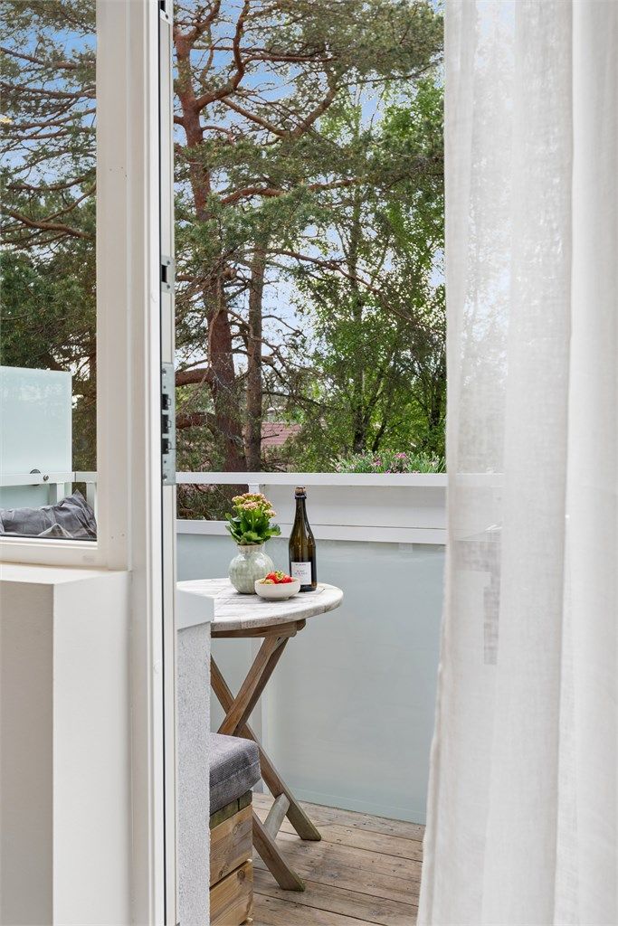 Direkte utgang fra stuen til uteplassen.